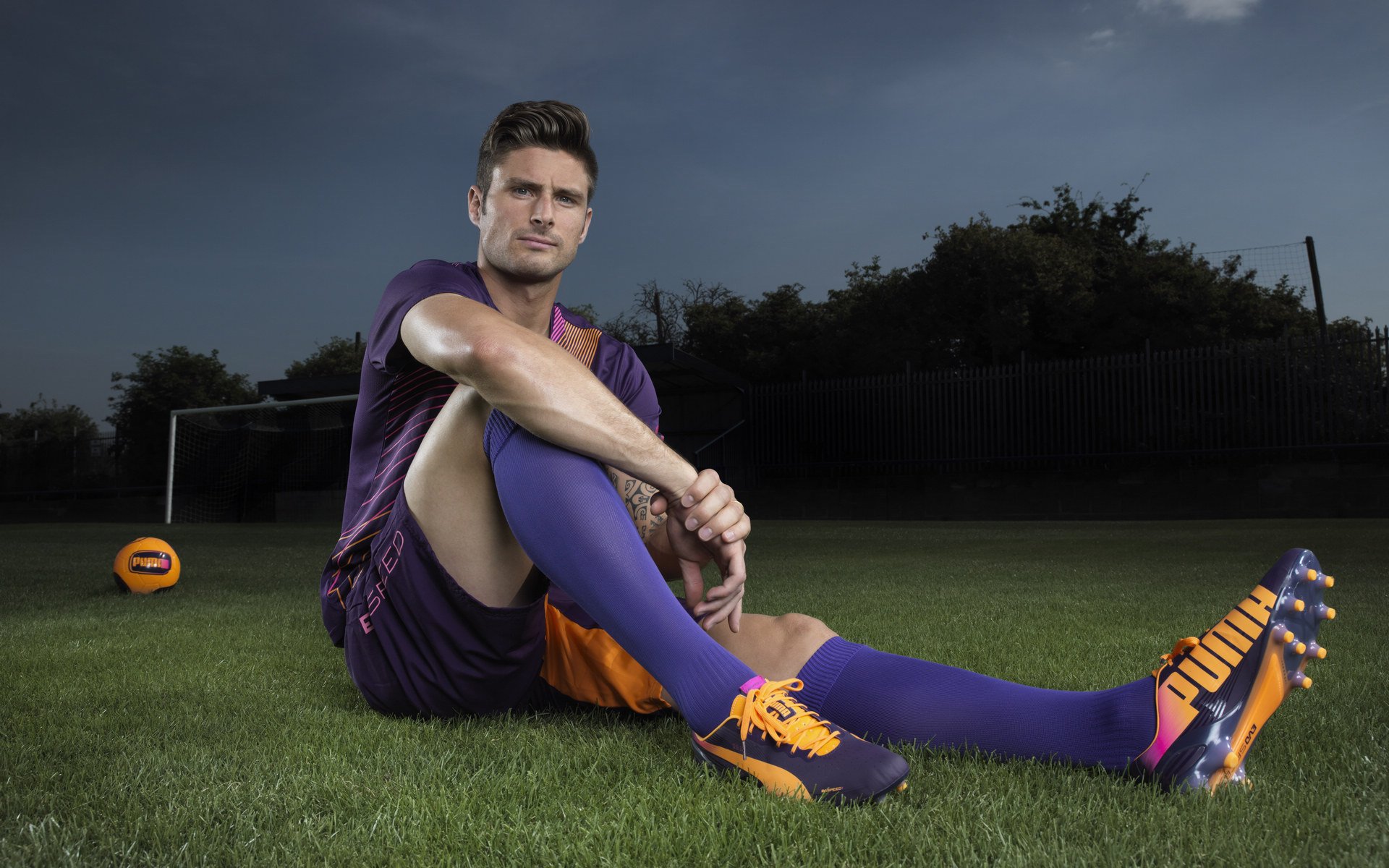 乌拉圭队新星苏亚雷斯表现出色，备受关注，苏亚雷斯乌拉圭手球